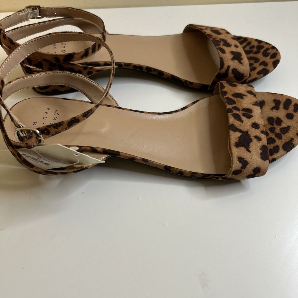 A New Day Women’s Winona Brown Leopard Print Ankle Strap Sandals FLAW - Picture 3 of 15